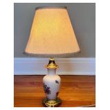 PORCELAIN & BRASS BASE TABLE LAMP W/HAND PAINTED