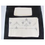 TABLECLOTH & PACK OF 12 NAPKINS