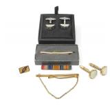 ASSORTED PIECES OF COSTUME JEWELRY