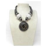 HORN AND CERAMIC WOMEN'S NECKLACE