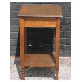 WOODEN SQUARE END TABLE 23'T