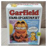 1984 Wilton Garfield Stand Up Cake Pan Set w/ Box