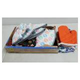 Assorted Oven Miits, Pot Holders Kitchen Textiles