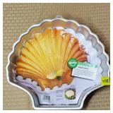 1989 Wilton Seashell Aluminum Cake Pan w/ Label