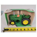 1/16 John Deere M Tractor