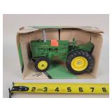 1/16 John Deere M Tractor