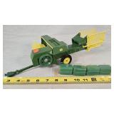 1/16 John Deere Baler w/ Bales