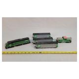 HO Burlington Train Engine & 4 Cars