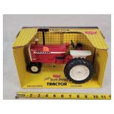 1/16 Farmall 1206 Tractor - Scale Models