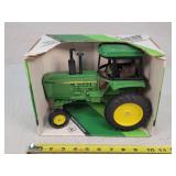 1/16 John Deere Row Crop Tractor