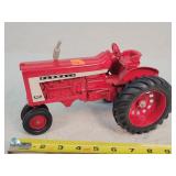 Vintage 1/16 Farmall 806 Tractor
