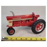 Vintage 1/16 Farmall 560 Tractor