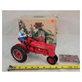 1/16 Farmall H Tractor with Farmer