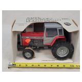 1/16 Massey Ferguson 670 Tractor w/ Cab