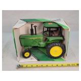 1/16 John Deere Row Crop Tractor