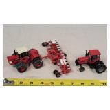 1/64 International Planter & 2 Tractors