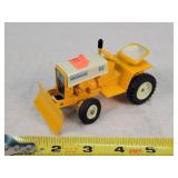 1/16 IH Cub Cadet 122 Lawn Tractor
