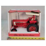 1/16 Farmall 706 Tractor
