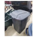 Garbage Can with Lid, on Wheels