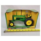 1/16 John Deere 520 Tractor