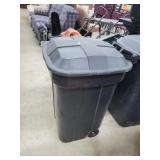 Garbage Can with Lid, on Wheels