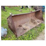 84" IH 2000 Tractor Loader Bucket