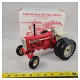 1/16 Farmall 1206 Tractor