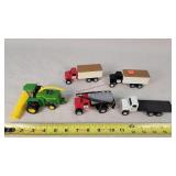 1/64 John Deere 7780 Chopper & 4 Farm Trucks