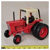 1/16 International 1586 Tractor with Duals