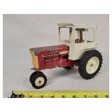1/16 Farmall 560 Tractor w/ Cab - Broken front