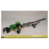 1/32 John Deere 3140 w/ Loader & Belted Elevator