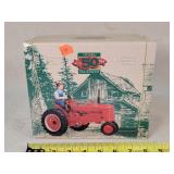 1/16 Farmall H Tractor with Farmer