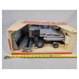 1/16 Gleaner R-62 Combine
