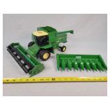 1/16 John Deere Combine w/ Header