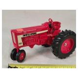 1/16 Farmall 806 Tractor - NICE!