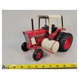 1/16 IH 1586 Tractor w/ Saddle Tanks