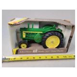 1/16 John Deere 820 Diesel Tractor