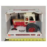 1/16 International 1456 Golden Dem. Tractor w/