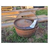 12" Cast Iron Kettle With Lid - Triple Footed