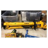 DEWALT CORDLESS 20 VOLT WORK LIGHT **1 LEG BROKEN