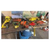 GROUP OF VINTAGE METAL TOYS