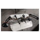 PSE STINGER COMPOUND BOW WITH 4 ARROWS, QUIVER,