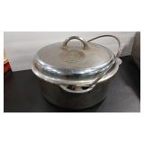 GRISWOLD #9 DUTCH OVEN W/ TRIVET