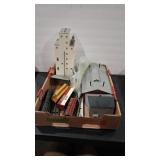 MARKLIN HO CARS & BUILDINGS ASSORTMENT
