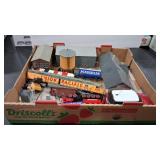 MARKLIN HO CARS & BUILDING ASSORTMENT