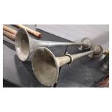 2 - INTERNATIONAL HARVESTER VTG AIR HORNS