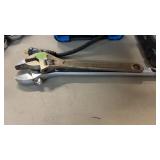 2 ADJUSTABLE WRENCHES
