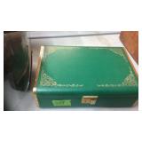 GREEN JEWELRY BOX W/ JEWELRY INSIDE