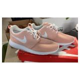 WOMEN'S NIKE SIZE 9.5 TENNIS SHOES