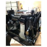 SINGER MODEL 221 FEATHER WEIGHT SEWING MACHINE
